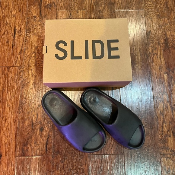 Yeezy slides mens 10 
Dark grey 
With box 
Never worn